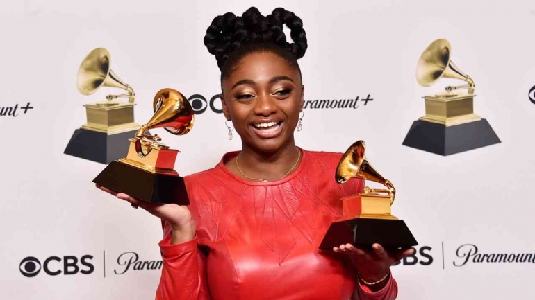 Samara Joy memamerkan dua piala Grammy yang ia menangkan. (Foto: CNN/Alberto E. Rodriguez/Getty Images/The Recording Academy)