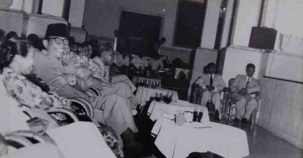 Presiden Sukarno bahagia menonton ludruk Marhaen di Istana Negara. Sumber: Historia/Perpusnas