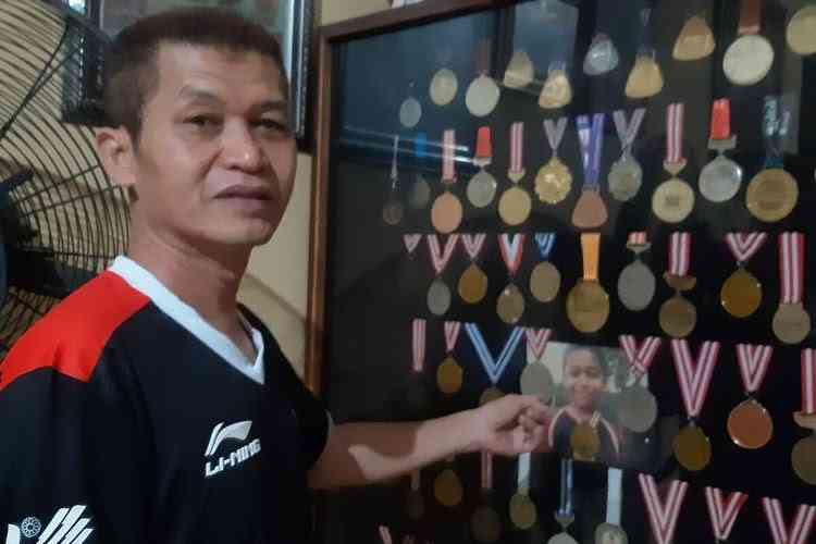 Ayah Leo, Trio Efendi mengatakan anaknya menyukai bulutangkis tanpa paksaan. Leo kecil bahkan tidur dengan raket di bawah bantal (Foto kompas.com)Â