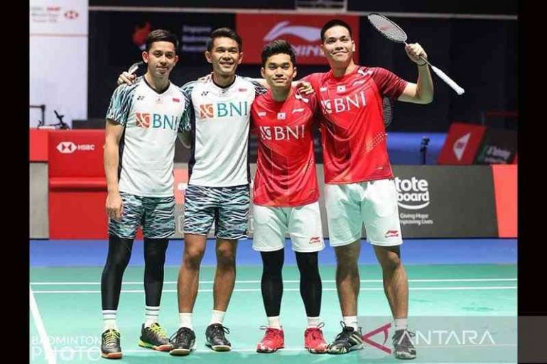 Leo/Daniel dan senior mereka Fajar/Rian (Foto BADMINTON PHOTO via ANTARA)Â