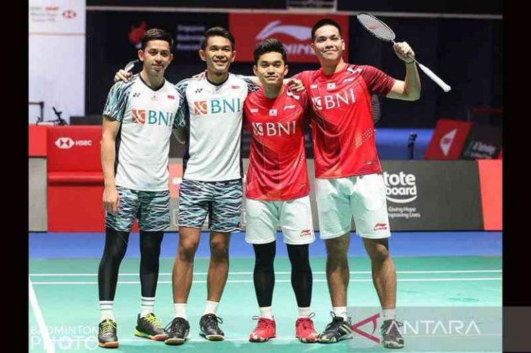 Leo/Daniel dan senior mereka Fajar/Rian (Foto BADMINTON PHOTO via ANTARA) 