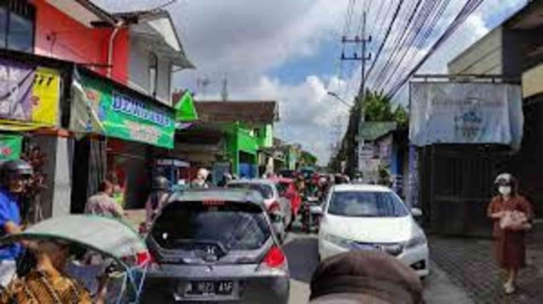 Jalanan macet di kota Malang, karena sempitnya damija. Foto : detik.com