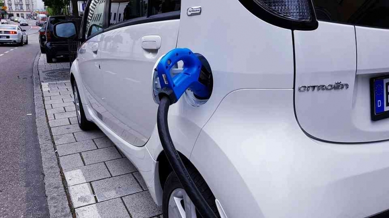Mobil listrik dapat menekan laju emisi karbon. Tapi apakah ini memang solusi sebenarnya? | Sumber gambar : pixabay.com / stux