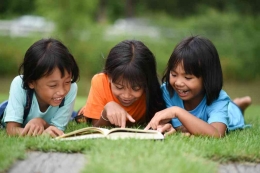 Anak-anak terlihat gembira sedang belajar membaca (freepik.com)