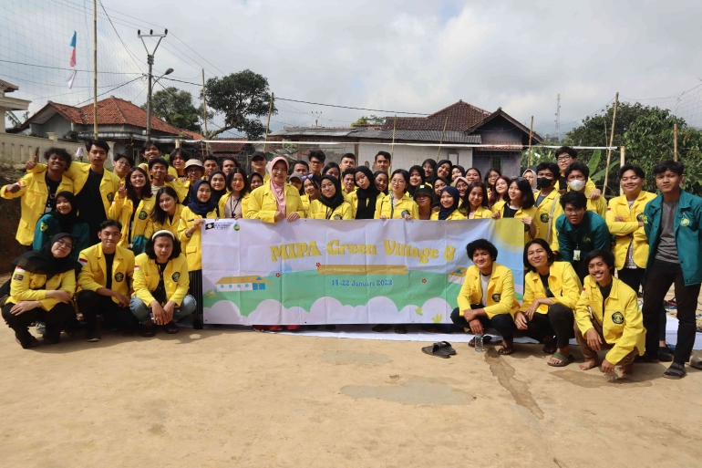 Tim MIPA Green Village 8 bersama Dosen Pembimbing Lapangan, Dr. Retno Lestari, S.Si., M.Si (Foto dok. pribadi)