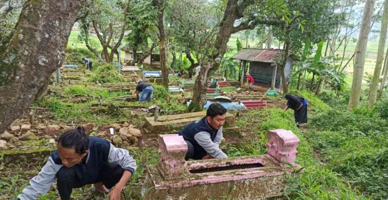 dokumentasi kegiatan gotong royong pembersihan makam Dusun Karanglo