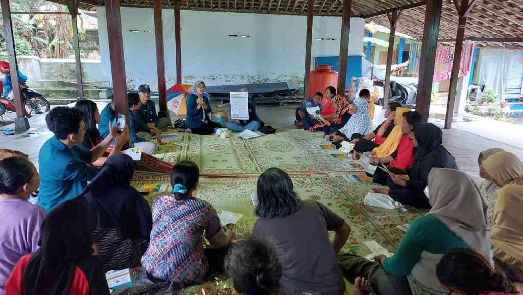 Mahasiswa KKN UNDIP Ubah Limbah Minyak Jelantah Jadi Cairan Karbol ...