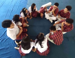 Para siswa SMA Tarakanita Magelang tampak serius namun santai mendiskusikan makna cinta dalam rangka Valentine's Day. (Dokpri)