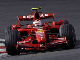 Mobil F1 Ferarri f2007, dengan lubang di ujung corong hidungnya (wallpaperflare.com)