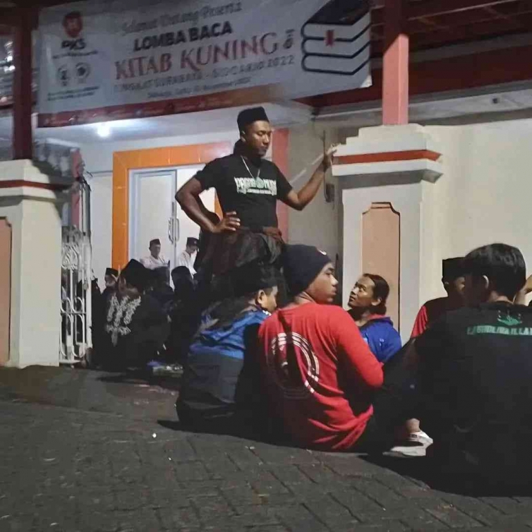 para pesilat Pagar Nusa cangkrukan dipinggir jalan karena Aula DPD PKS overload