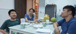 Dokumentasi pribadi - Leong dan Liang, istrinya, mempersiapkan makan siang di condominium mereka untuk kita