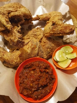 Ayam goreng tepung dari restoran Mawar Sharron, Manado. Sumber: dokumentasi pribadi