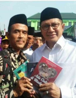 Penulis bersama Menteri Agama saat itu, Lukman Hakim Saifuddin setelah penulis menyerahkan tiga buku karya di acara Halal Bihalal ASN Kementerian Agama Provinsi Jawa Timur di Surabaya ,11 Mei 2019(foto: dok.pri).