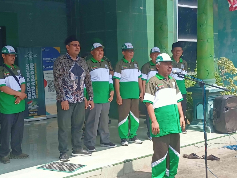 Rois Syuriah PC NU Brebes KH. Hudallah Karim melepas atlit LP. MA'ARIF Brebes  ke Semarang untuk mengikuti Porsema ke -12  Jawa Tengah. dokpri