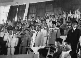 Presiden Sukarno didampingi Soebandrio di KWAASumber:  Time Life Picture 