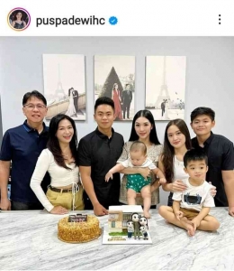 Bu Puspa Dewi dan keluarga (Sumber: instagram @puspadewihc)