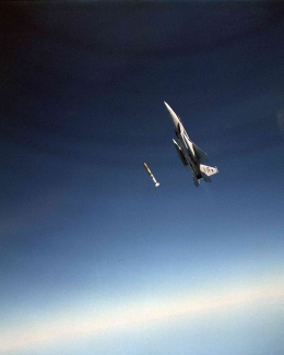 Pesawat F-15 Eagle dengan rudal menembak satelit (foto : Paul E. Reynolds via Wikimedia Commons)
