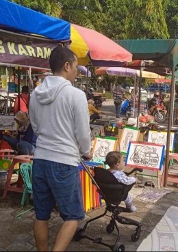 Seorang ayah bahagia mengajak anaknya jalan-jalan di alun-alun Magetan (dokpri IYeeS) 