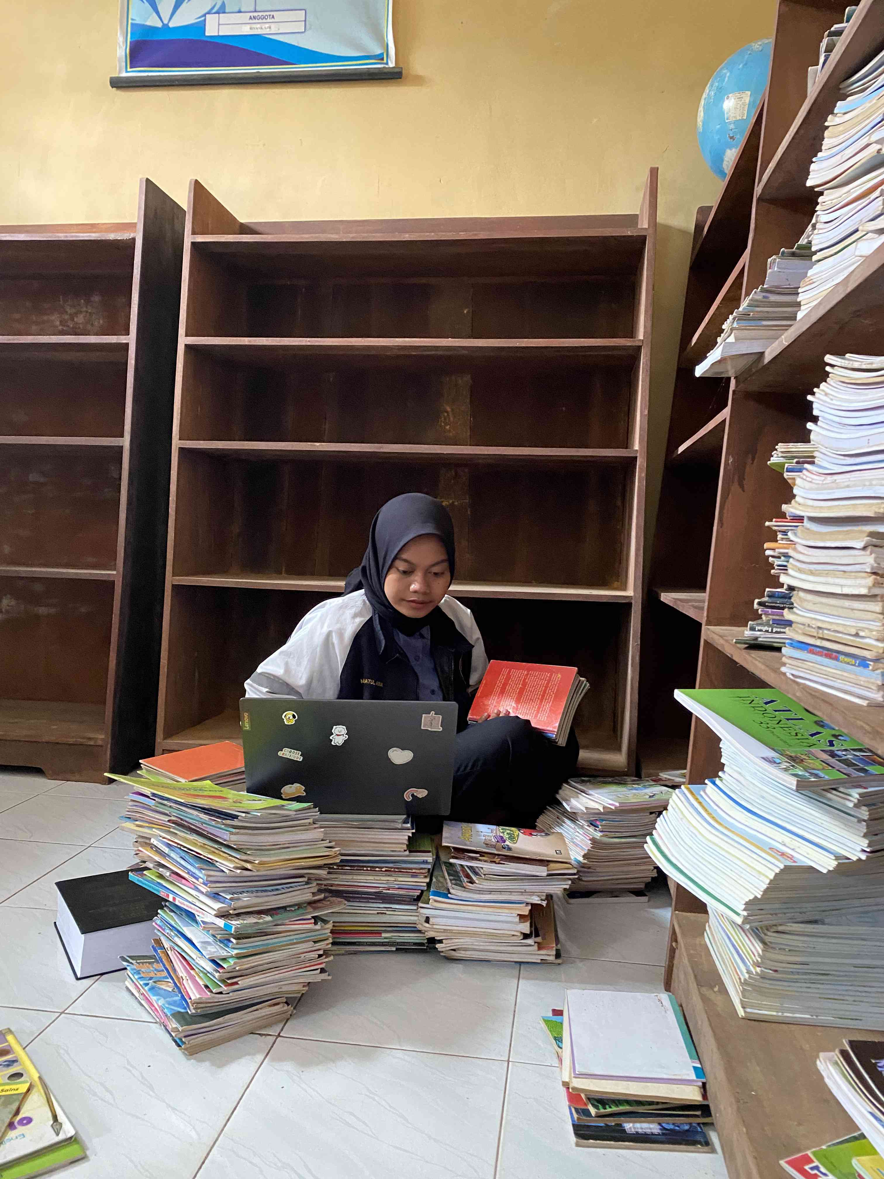 Upaya Meningkatkan Kepustakaan Sekolah Dasar, Mahasiswa KKN UNDIP ...