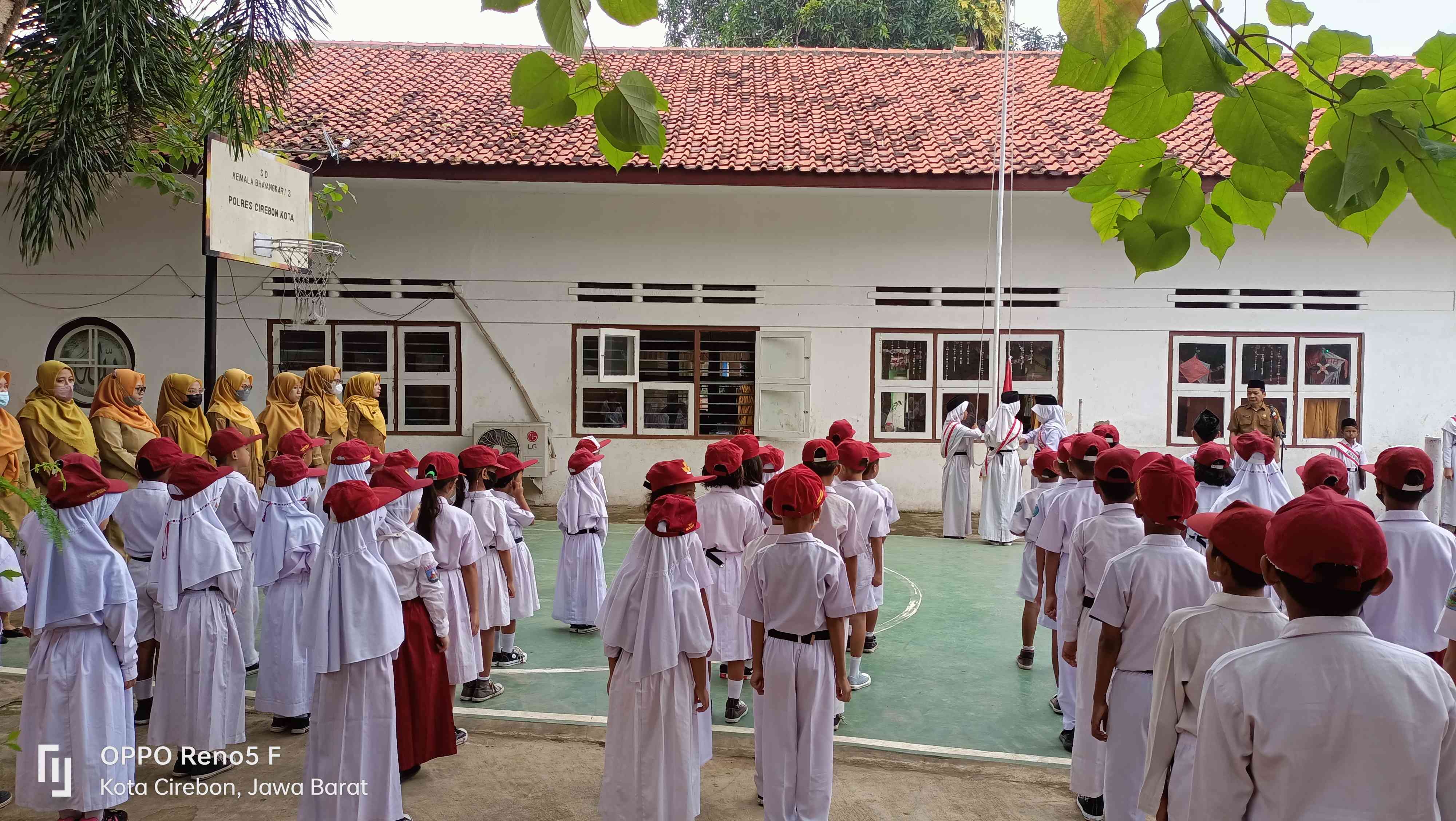 Masih Pentingkah Pelaksanaan Upacara Bendera Di Sekolah? Halaman 1 ...