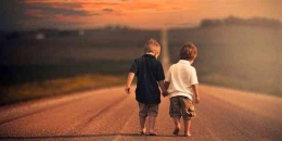 Sahabat adalah saudara yang selalu hadir, walaupun tak sedarah. Sumber Gambar: Dream.co.id