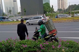 Ojek online pengantar barang di Jalan Sudirman, Jakarta (foto by widikurniawan)