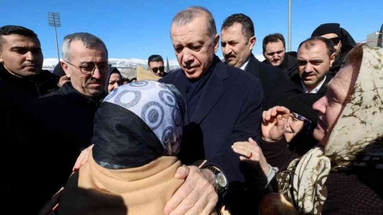 Erdogan bersama pengungsi gempa Turki (gambar:reuters)