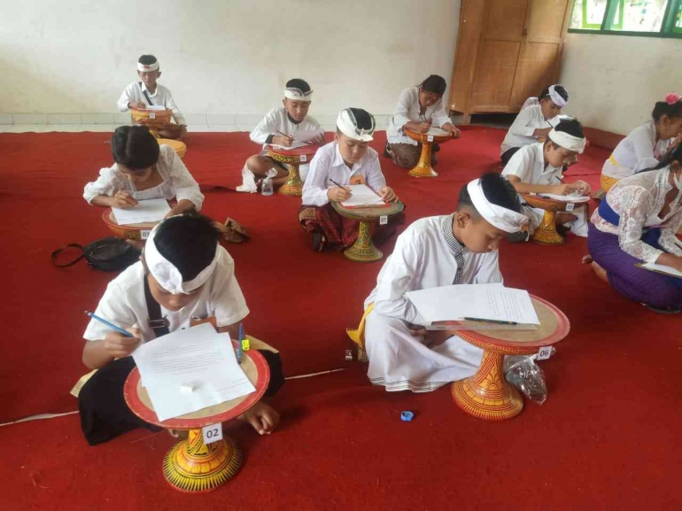 Ket. Photo: Salah satu Upaya Pelestarian Bahasa Bali melalui Lomba di sekolah. ( Photo dok. Porsenijar Gugus V Kecamatan Bangli )