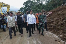 Jokowi bersama KSAD meninjau lokasi gempa Cianjur (gambar: kompas.com) 