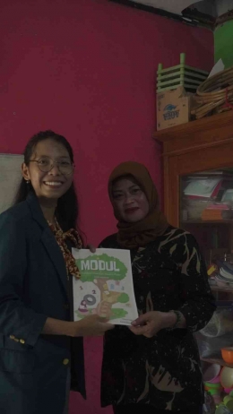 Foto Penyerahan Modul Ajar Kepada Ibu Guru TK Persada Japoh 1 (Dokumentasi Pribadi)