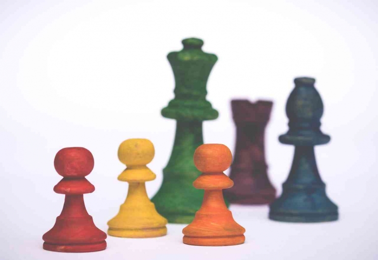 Chess Pawns oleh Ylanite Koppens (pexels.com)