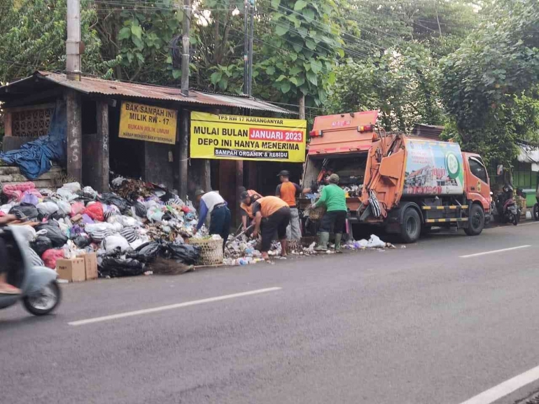 Pekerja sedang memuat sampah ke dalam truk pengangkut di TPS RW 17 Dusun Karanganyar (20/01/23). Dokpri