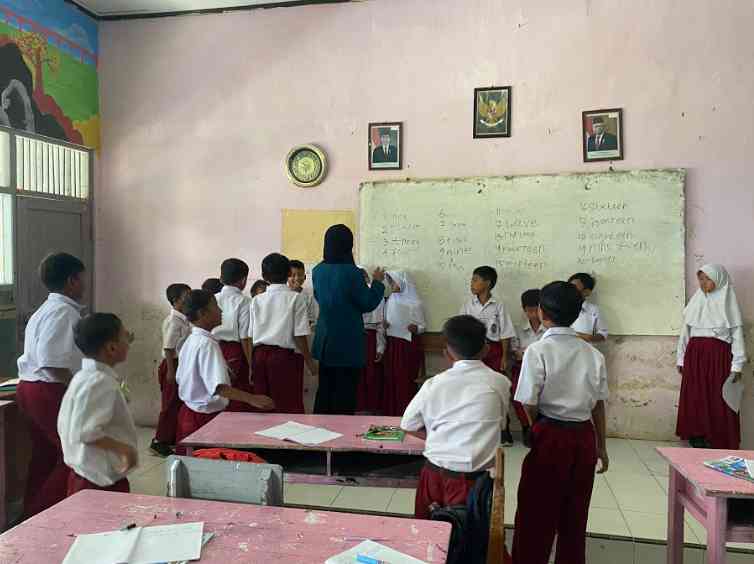 Ajarkan Bahasa Inggris! Mahasiswa KKN Undip Ajak Siswa Mencari Kata ...