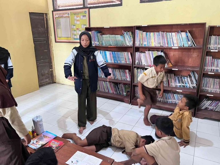 Pelatihan P3K dan antropometri (Sumber: dokumentasi pribadi)