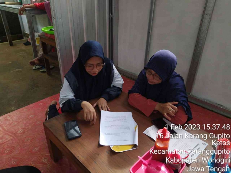 Mahasiswi KKN UNDIP Nur Handayani menjelaskan cara pengoperasian aplikasi 
