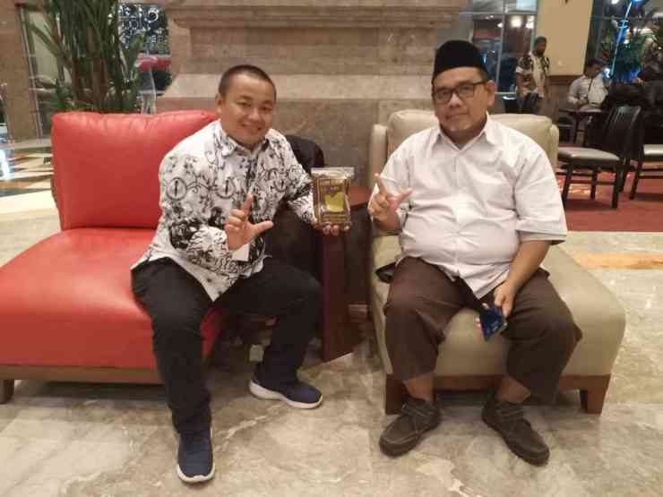 Foto saya dan Omjay di lobby Hotel Millenium Jakarta. Sumber Foto: Dok. Pribadi.