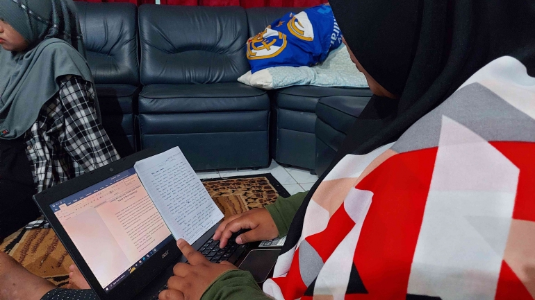 Gambar 4. Pendampingan kader mengenai penulisan artikel budaya (Dok. pribadi)