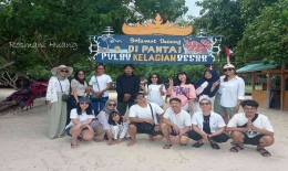 Berpose dengan rombongan trip di Pulau Kelagian Besar, dokpri