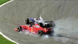 Schumacher (mobil merah) menabrak mobil williams Villeneuve (motorsportmagazine.com)