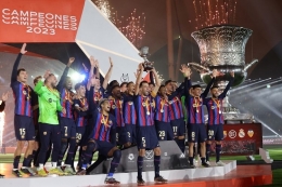 Pemain Barcelona merayakan gelar juara Piala Super Spanyol seusai mengalahkan Real Madrid di partai puncak.| AFP/Giuseppe Cacace via Kompas.com