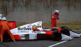 Senna (didalam mobil) sedang dibantu menyalakan mobilnya oleh Marsyal di dekat Prost (berdiri) yang sudah keluar dari mobilnya @f1