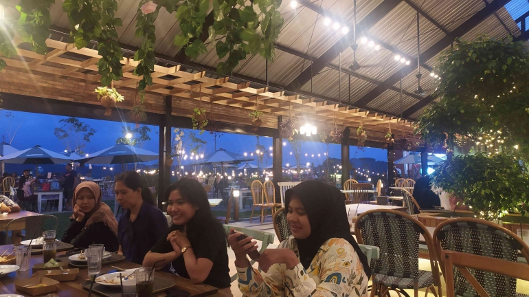 Suasana resto semi outdoor, menjelang malam, dokpri