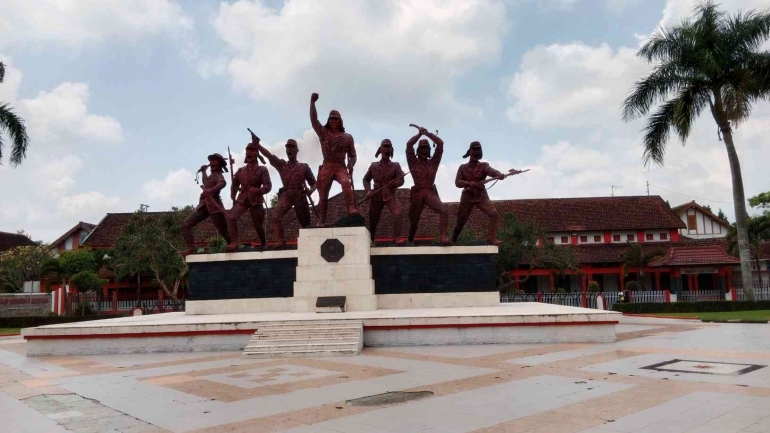 Monumen Peta Kota Blitar (Foto: ikromzain.com)