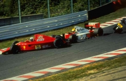 Senna crash dengan Alain Prost di lap pembuka GP Jepang 1990 (talksport.com)