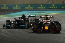 Lewis Hamilton (kiri) dan Max Verstappen (kanan) memperebutkan gelar juara dunia di GP Abu Dhabi 2021 formula1.com