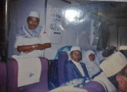 Ayah dan Ibu beserta pembimbing K.H. Drs. M. Wahyudin di Kapal Garuda Air ways tahun 1996/Dokumen Pribadi
