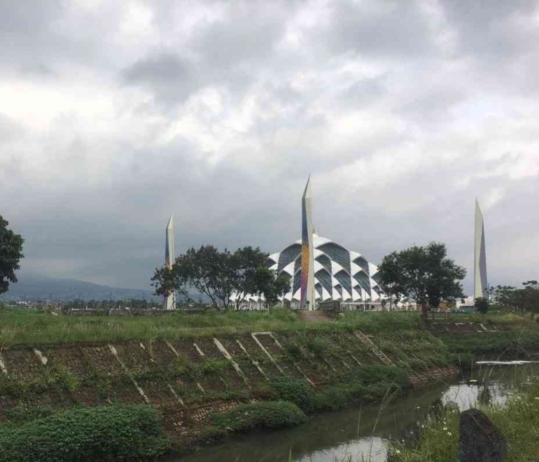 Masjid dilihat dari kejauhan: Dokpri