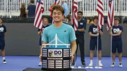 Wu Yibing memegang trofi juara Dallas Open 2023. (sumber foto: CGTN/CFP)