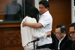 Putri Chandrawati dan Ferdy Sambo berpelukan saat menjalani sidang di PN Jakarta Selatan, Selasa (8/11/22). (Sumber: KOMPAS.com/KRISTIANTO PURNOMO)