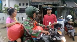 Babinsa Koramil 1408-11/Bky Serda Sulaoman Bantu evakuasi warga BTN Kodam 3 ke Lokasi Pengungsian (dok.ir)